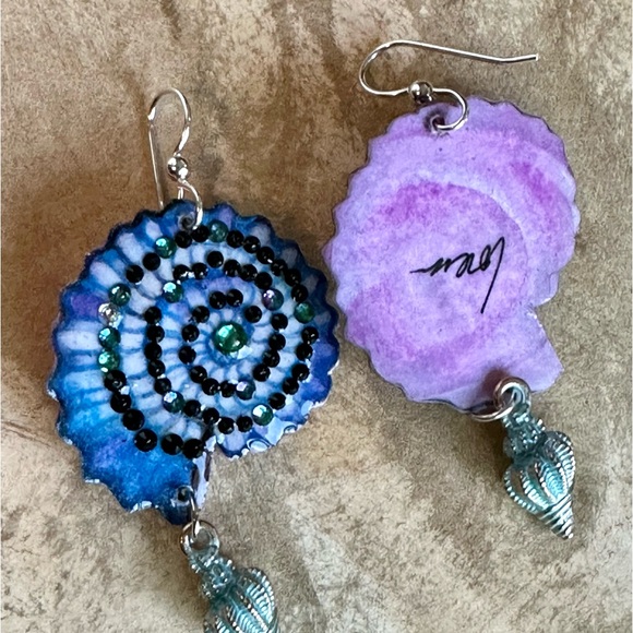 Swirled seashell handpainted earrings light w crystals and shell charm OOAK - Picture 5 of 6